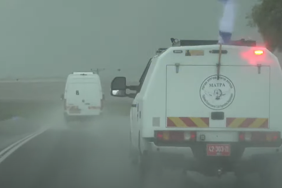 בגשם שוטף: שיירת החטופים החללים עושה את דרכה לאבו כביר , דוברות המשטרה