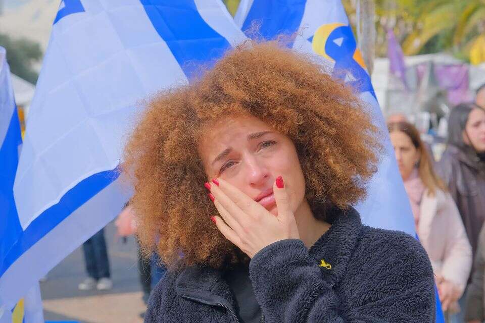 המונים מתכנסים יחד בכיכר החטופים בתל אביב. ,  אדר איל,  פאולינה פטימר