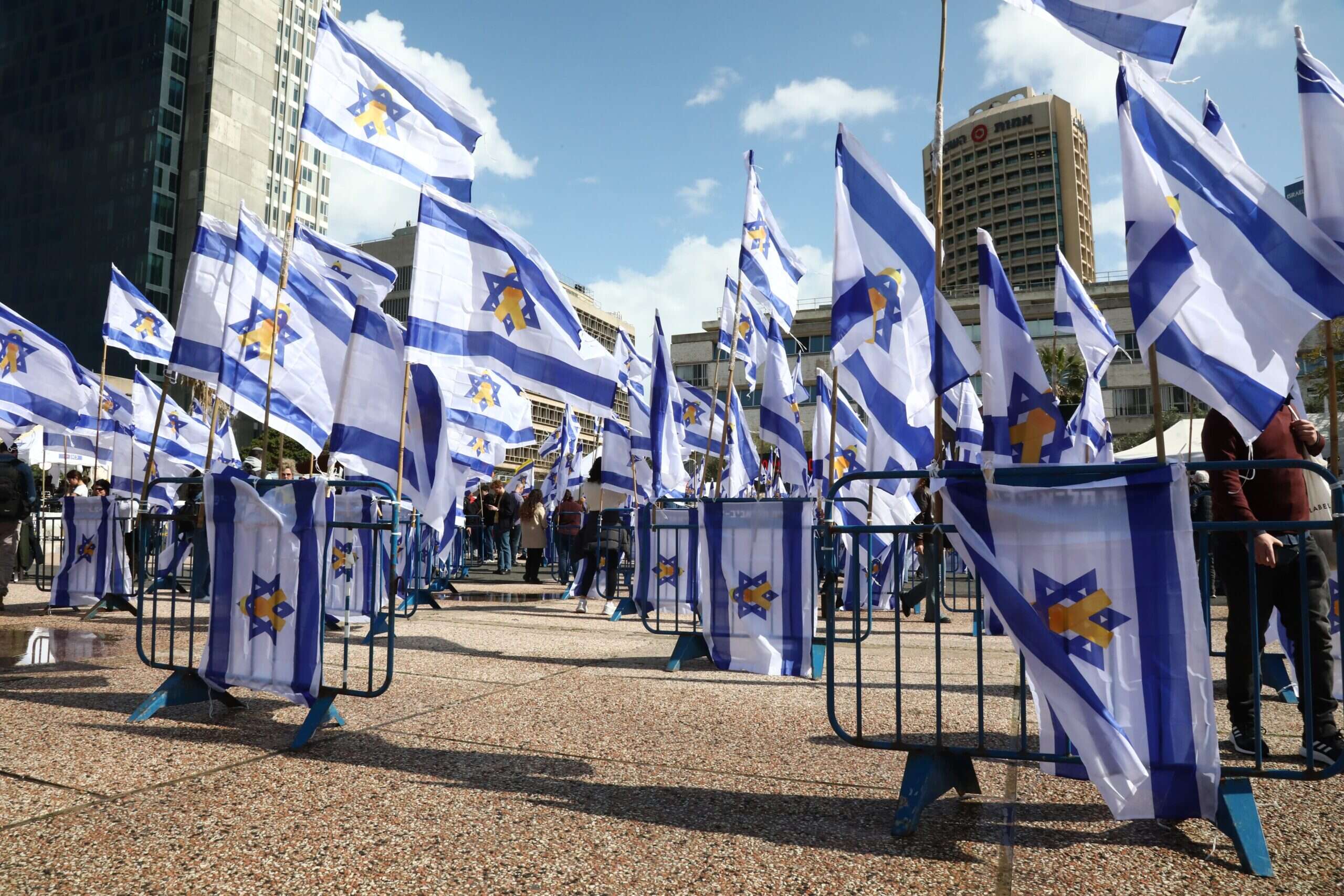 עד החטוף האחרון? מפרקים את כיכר החטופים שהפכה לסמל | צפו