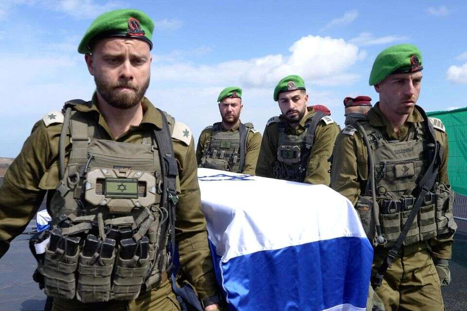 חיילי הנח"ל נושאים את ארונות החטופים החללים , דובר צה"ל