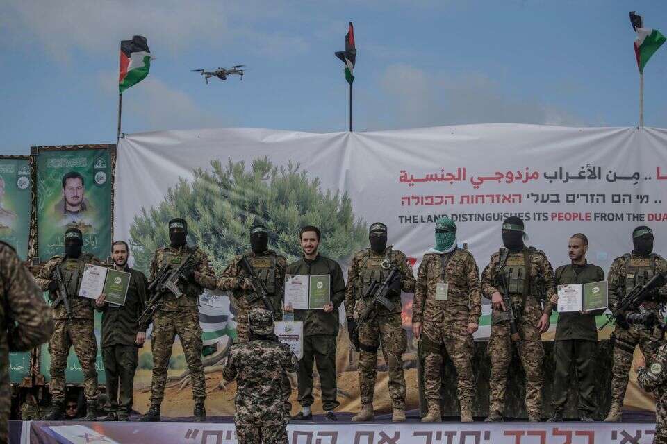 ישראל דורשת להגדיל את מספר החטופים המשתחררים מדי שבוע בשלב ב. בתמונה: בימת חמאס עם עומר ונקרט, עומר שם-טוב ואלי-ה כהן , EPA