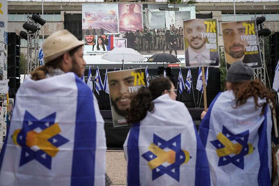 ישראלים עומדים בכיכר החטופים , AP