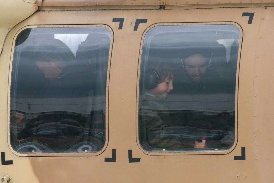 סוף סוף ביחד: טל שהם מתאחד עם בנו נווה במסוק חיל האוויר , AP
