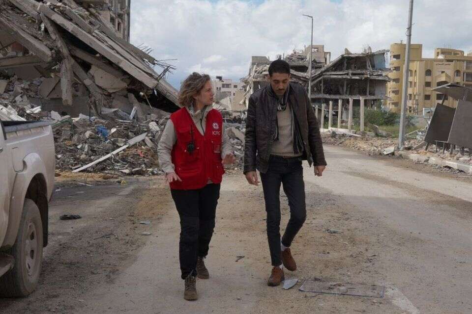 הישאם א-סייד בעת מועבר לידי הצלב האדום , ללא קרדיט