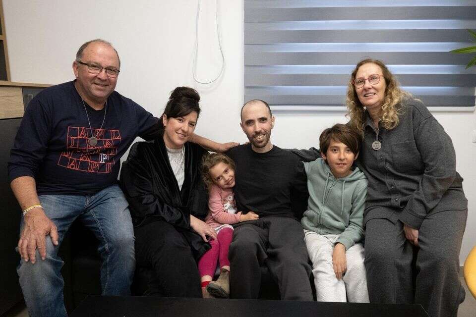 טל שהם עם משפחתו , -