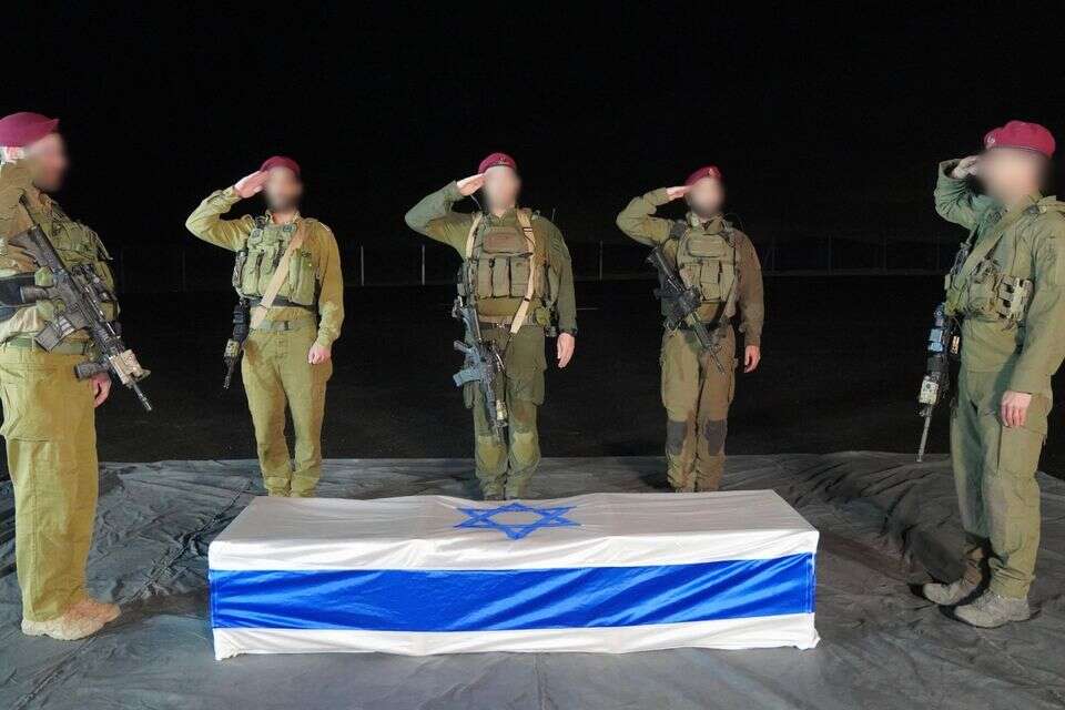 כבוד אחרון לשירי ביבס: קציני צה"ל הצדיעו מסביב לארון שהגיע לארץ , דובר צה"ל