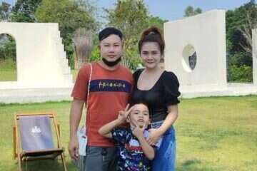 החטוף נטפונג פינטה עם אשתו ובנו , באדיבות המשפחה