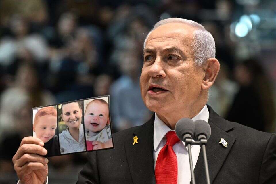 ראש הממשלה מציג את תמונות משפחת ביבס , חיים צח // לע"מ