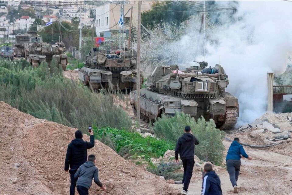 טנקים בתוך ג'נין, אתמול. לחולל שינוי בגישת הסטטוס־קוו לניהול המחנות , אי.אף.פי