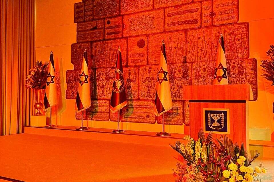 בית הנשיא הואר בכתום לזכרם של משפחת ביבס , דוברות בית הנשיא