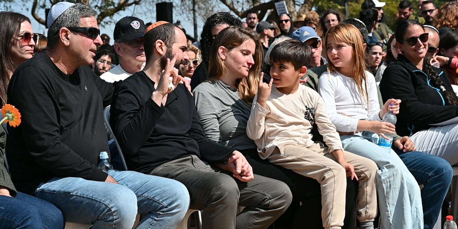 מבקשים למנוע עוגמת נפש. מתוך הלווייתם של שירי, אריאל וכפיר ביבס ז"ל (ארכוין) , איתן אונר