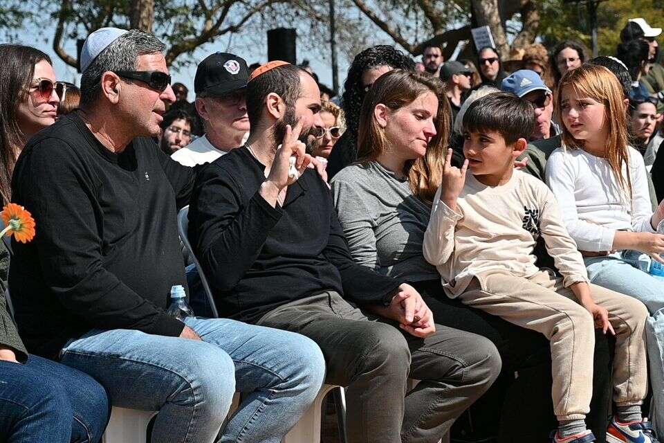 מבקשים למנוע עוגמת נפש. מתוך הלווייתם של שירי, אריאל וכפיר ביבס ז"ל (ארכוין) , איתן אונר