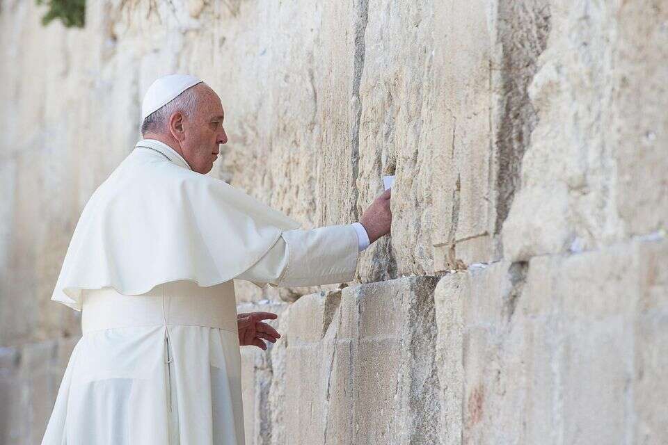 האפיפיור פרנציסקוס בכותל המערבי בעת ביקורו בישראל. אמר דברים חמורים נגד ישראל כבר בשמונה באוקטובר, יום לאחר הטבח , אי.פי.אי