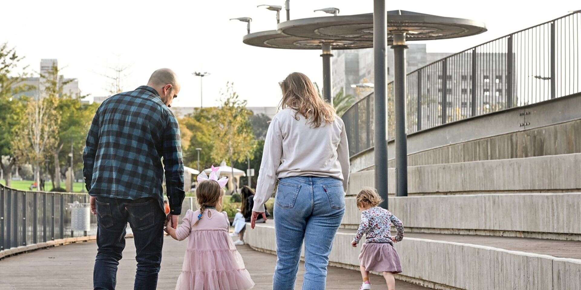 "מבחינתי, יש לי תאומות עכשיו". נעם שטינהרט עם בתה ניב, בן זוגה אלעד ובתו שי , אפרת אשל
