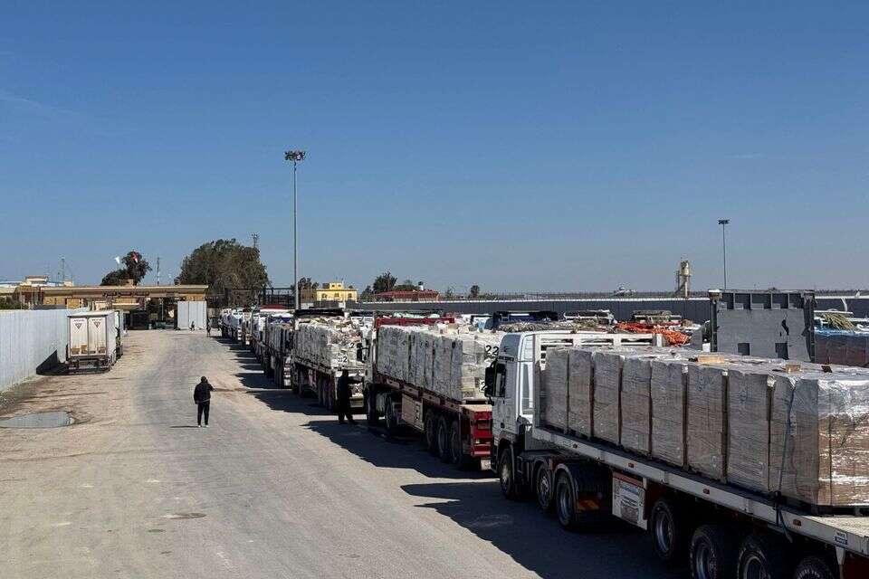 הסיוע נותר במשאיות מעבר לגבול , אי.אף.פי