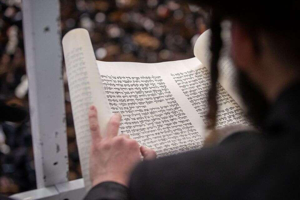 קריאת מגילה , אורן בן חקון