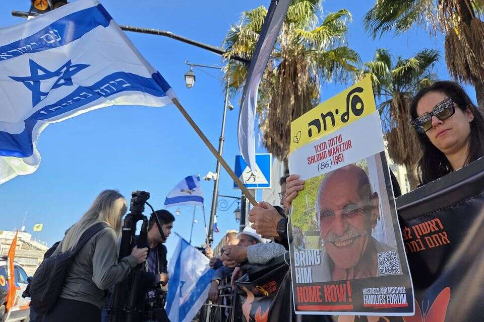 בדרך למנולת עולמים בקיבוץ כיסופים. מסע הלוויה של שלמה מנצור בצאתו מראשון לציון , יהונתן שאול