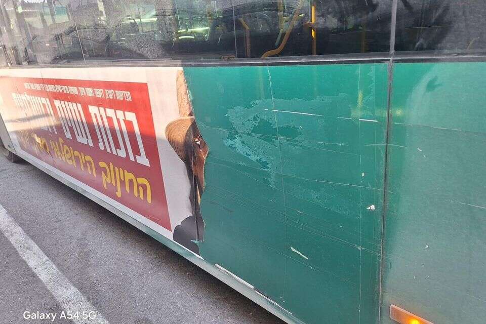 האוטובוסים שהושחתו בירושלים בגלל שילוט שעליו נשים , .