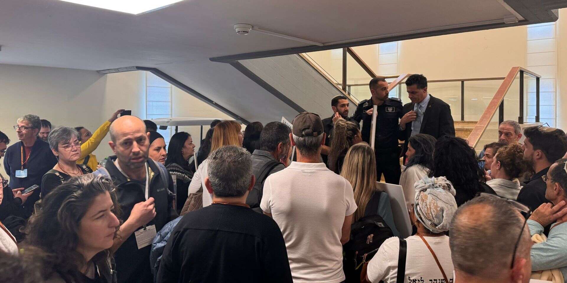 משפחות שכולות בכניסה למשכן הכנסת בפתח הדיון על ועדת חקירה ממלכתית , מועצת אוקטובר
