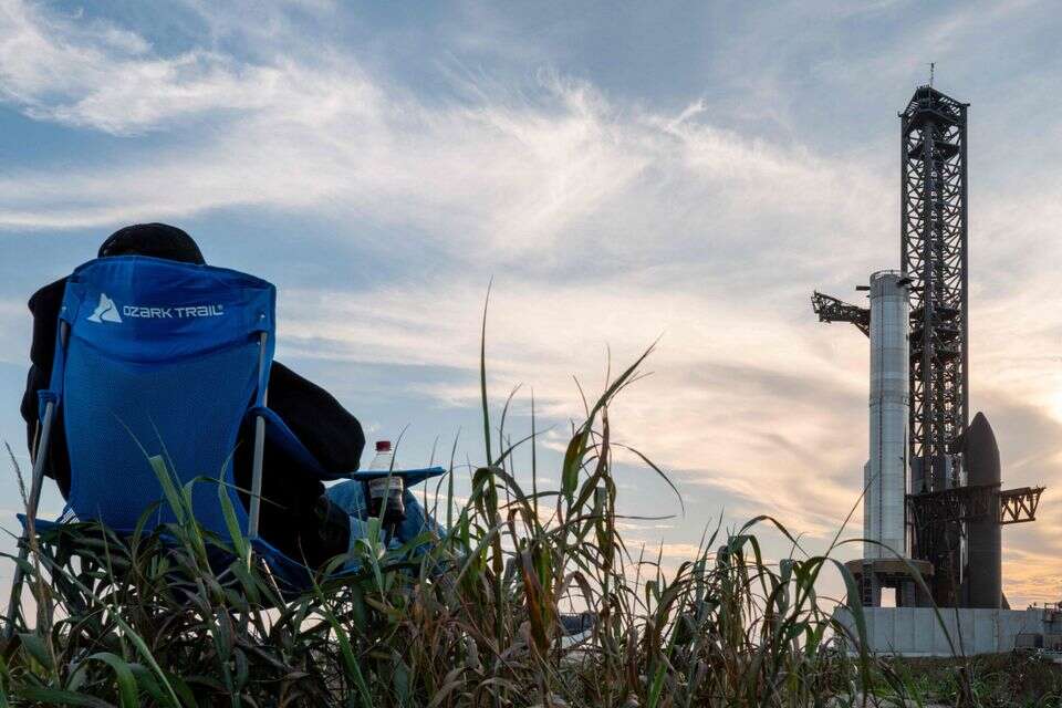 צופה בכן השיגור של SpaceX לפני ביטול המשימה , GettyImages