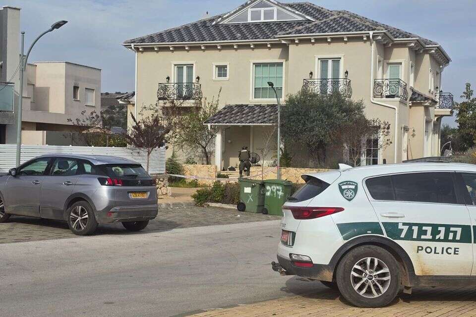 זר פרחים, ברכת מזל טוב ורימון רסס נמצא בכניסה לביתו של ראש המועצה , מועצה אזורית מרום הגליל