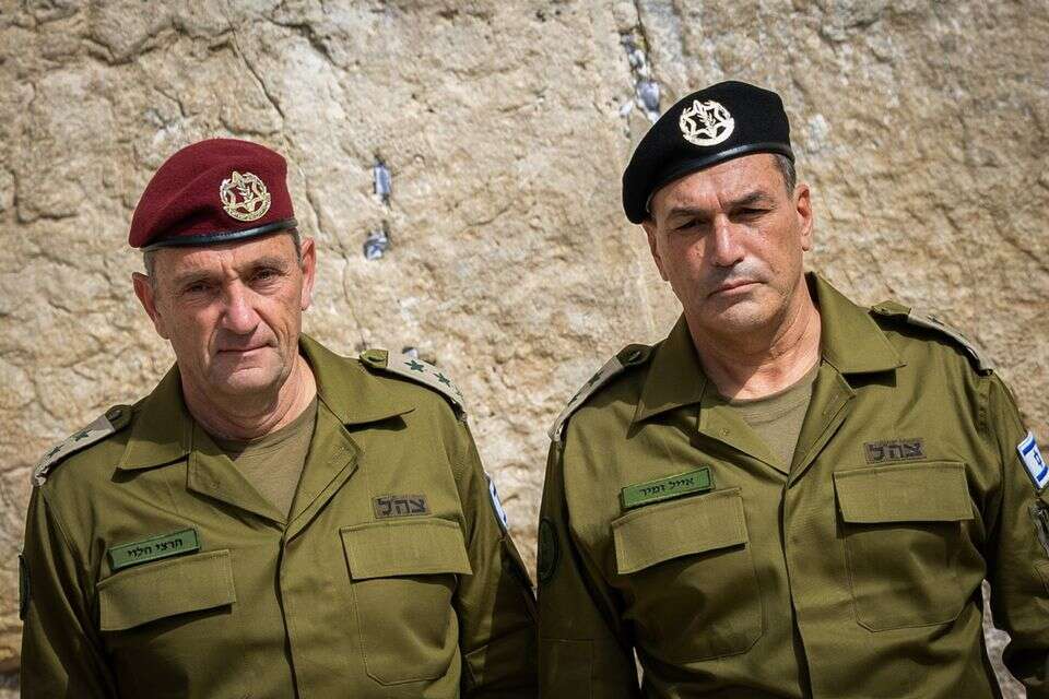 הרמטכ"ל הנכנס רא"ל אייל זמיר והרמטכ"ל היוצא רא"ל הרצי הלוי  , אורן בן חקון