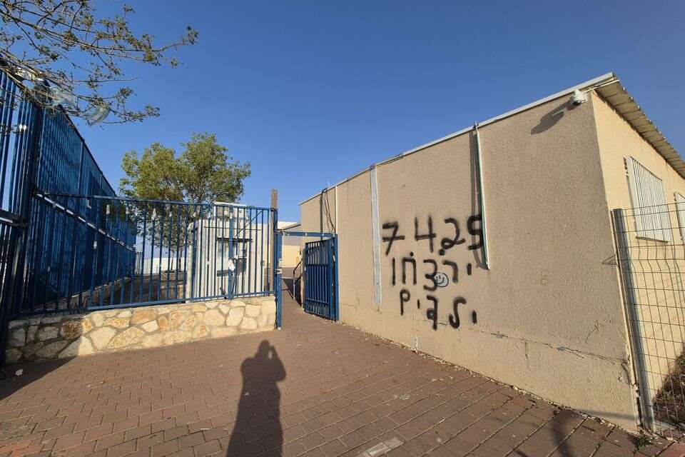 חשד שפועלים פלשתינים כתבו תאריך בו יירצחו ילדים - על הקיר , ללא
