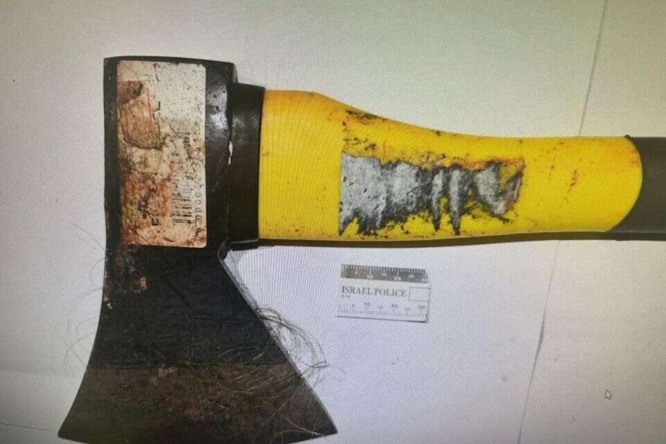 הגרזן איתו תקף החשוד את האשה ברובע היהודי בירושלים , משטרת ירושלים