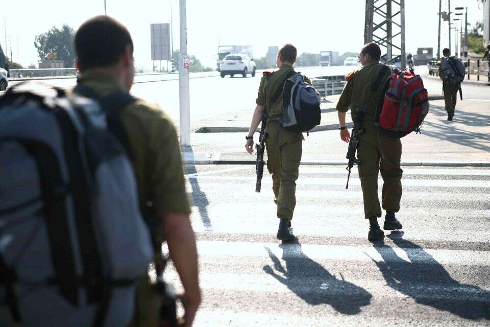 חיילים יוצאים הביתה (אילוסטרציה) , יהושע יוסף