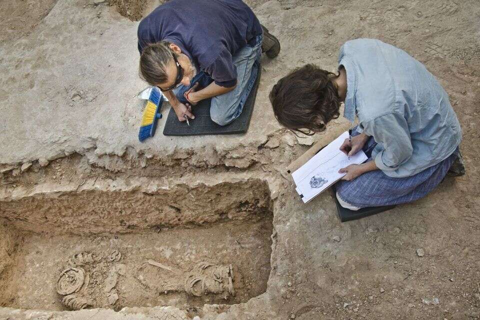 הנזירה שנחשפה כבולה בטבעות , יולי שוורץ, רשות העתיקות