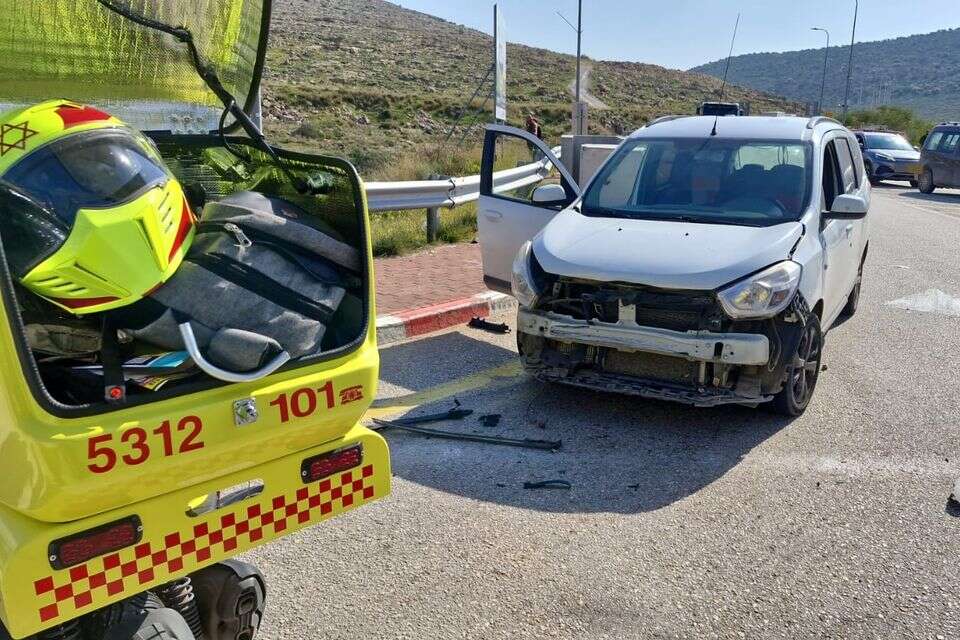 תאונת דרכים בין משאית לרכב בכביש 465 סמוך לבית אריה , ללא קרדיט