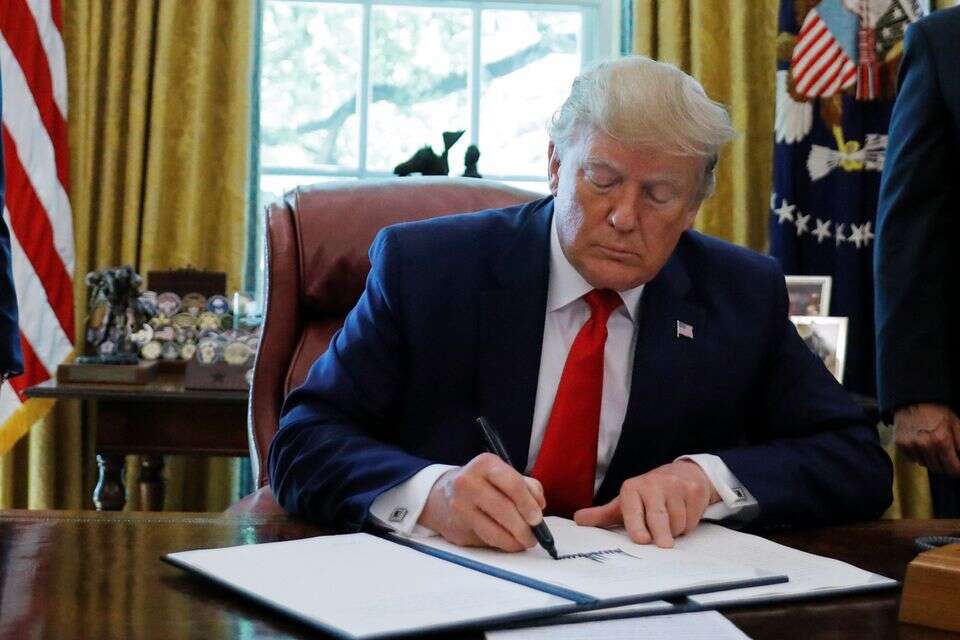 "ואתם כתבו על היהודים כטוב בעיניכם בשם המלך". נשיא ארה"ב, דונלד טראמפ , רויטרס