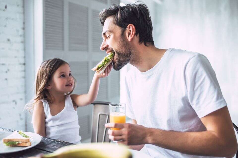 אבא ובת אוכלים , Getty Images