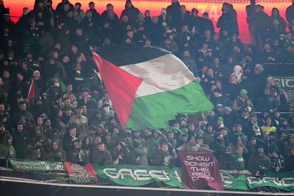 אוהדי סלטיק מניפים את דגל פלשתין ביציעים , Getty Images