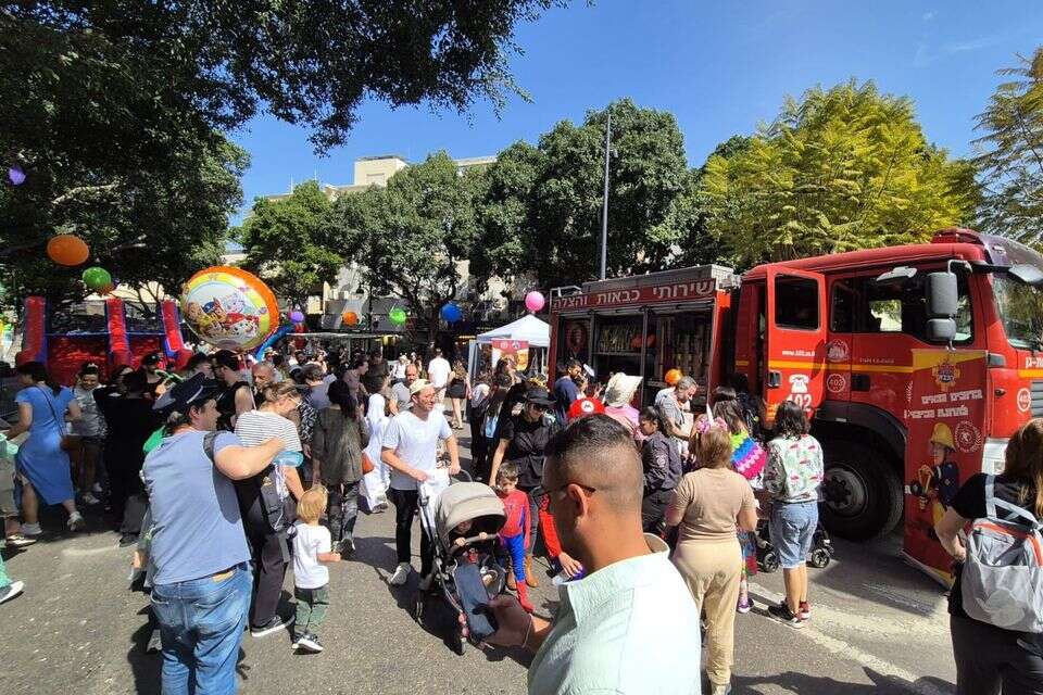 חגיגות הפורים המסורתיות בכיכר אורדע ברמת גן , דוברות והסברה כבאות והצלה מחוז דן