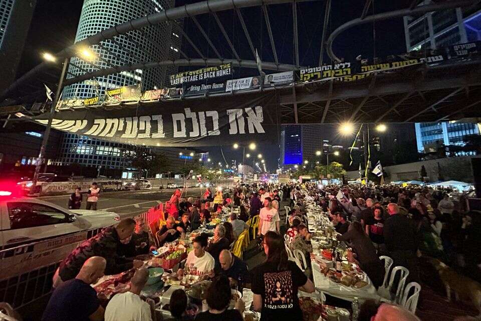 משפחות חטופים בארוחת שישי מול שער בגין , ללא