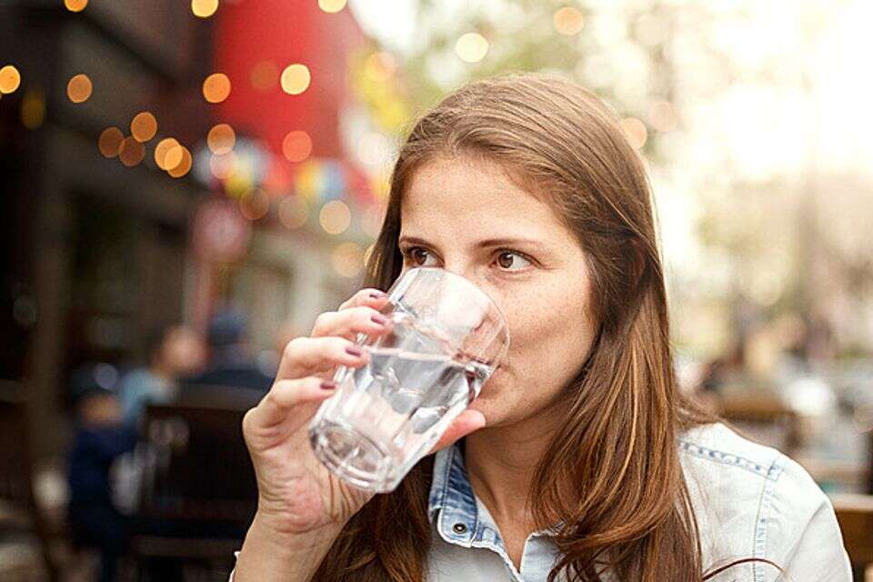 צמאים לנחמה: זינוק של 23% בשתיית מים מאז פרוץ המלחמה | מחר - משדר מיוחד