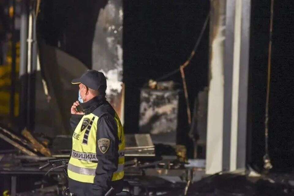שוטר סמוך לזירת השריפה במקדוניה הצפונית , איי.אף.פי