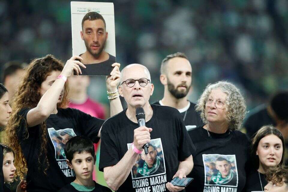 קית' סיגל לצד התמונה של מתן אנגרסט , אלן שיבר