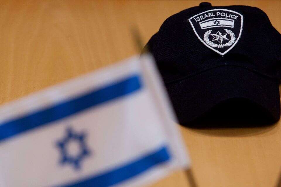 כובע משטרה ודגל ישראל: גם סבא שלכם יכול להיות שוטר , דודי ועקנין