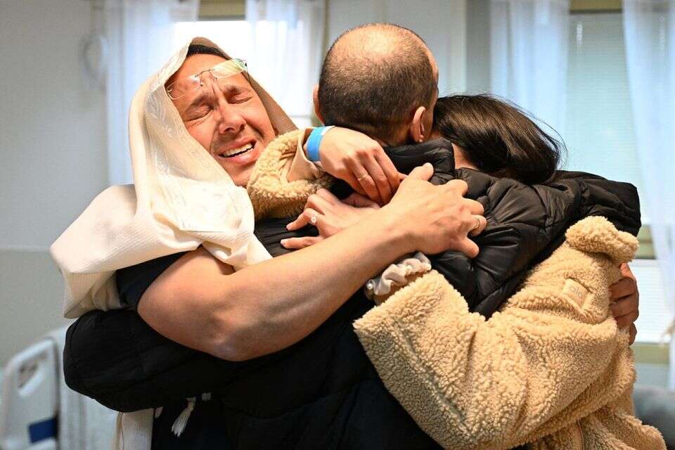 אלי שרעבי עם אחיו ואחותו בבית החולים (ארכיון) , חיים צח / לע"מ