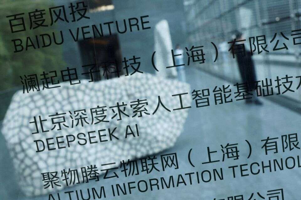 מלחמת המחירים: כך סין מאיימת על ה-AI האמריקני (ואיך זה קשור ל-Airbnb)