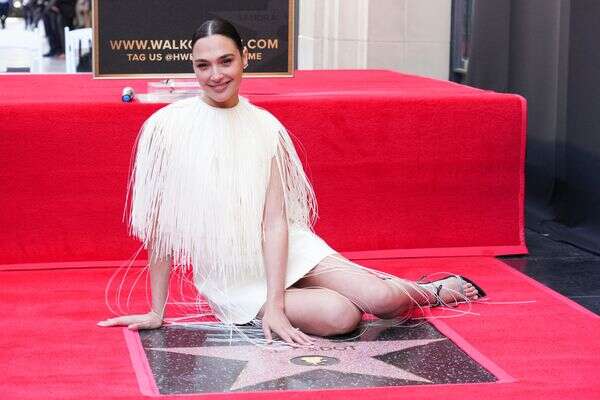 גל גדות מקבלת כוכב בשדרת הכוכבים בהוליווד , AP