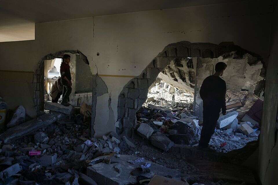 הרס בבית ספר בעיר עזה בעקבות התקיפה הישראלית הלילה , AP
