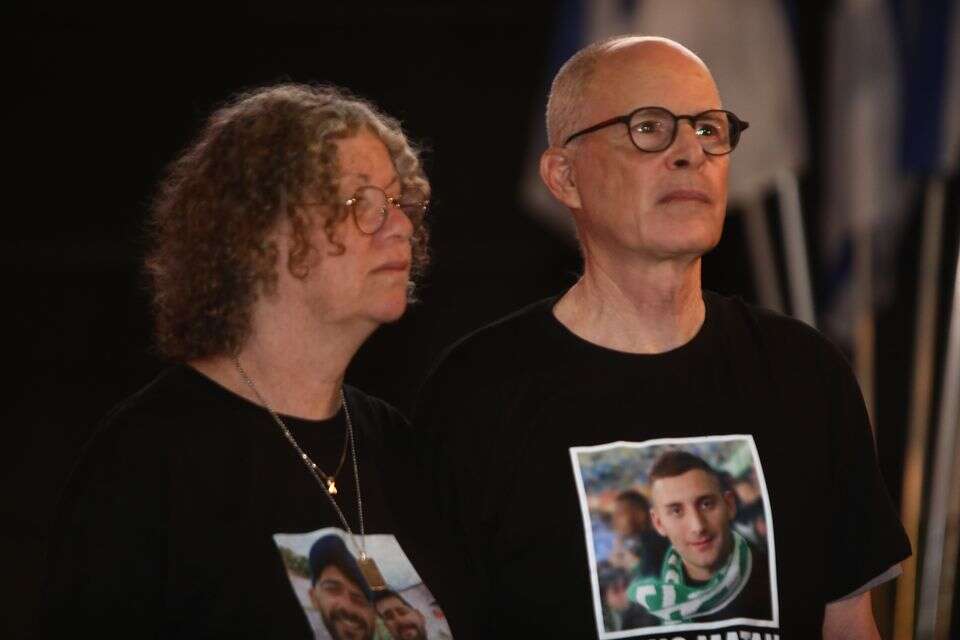 קית' סיגל לצד רעייתו אביבה בכיכר החטופים , גדעון מרקוביץ'