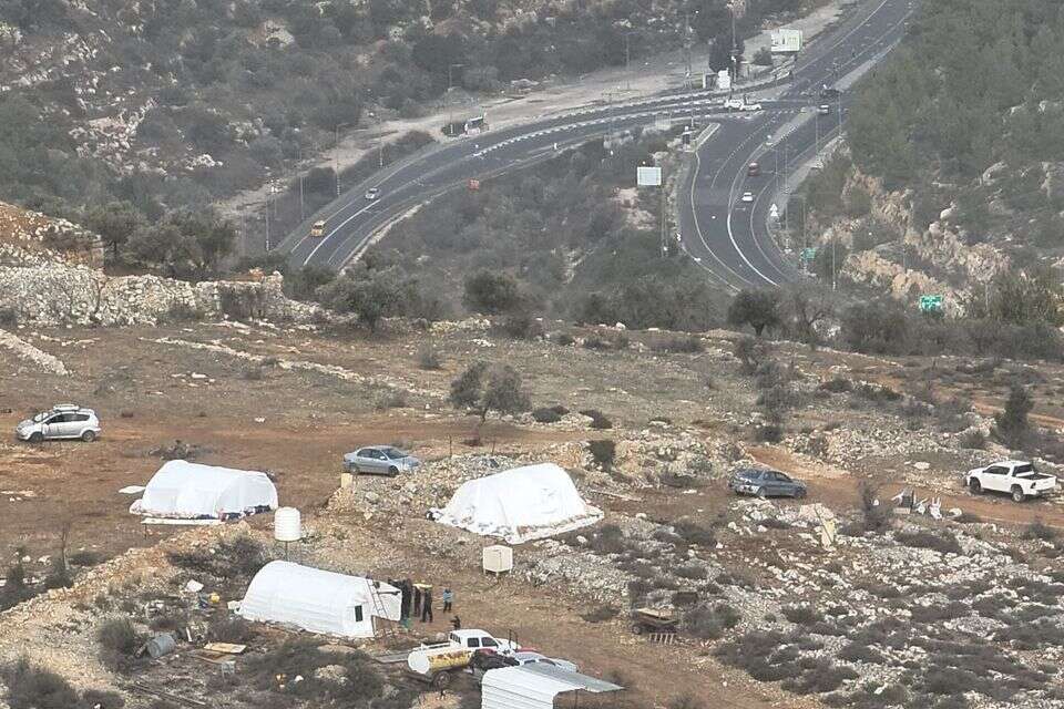 החווה שהוקמה על צומת המשטרה הבריטית , ללא קרדיט