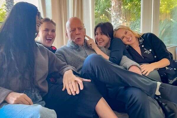 ברוס וויליס מוקף בני משפחה , מתוך עמוד האינסטגרם של דמי מור 