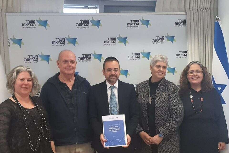 שר הבריאות אריאל בוסו ושאר חברי הוועדה: דר' יפעת ארליך, דר' שגית אלון, פרופ' שאול דולברג
ועופרה אוסטין , ללא קרדיט