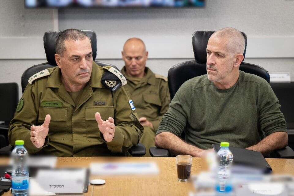 הרמטכ"ל אייל זמיר, וראש שירות הביטחון הכללי, רונן בר, מקיימים הערכת מצב ביטחונית בפיקוד הדרום עם חברי פורום המטה הכללי , דובר צה"ל