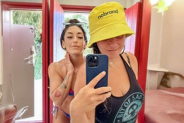 קרן פלס ואחותה אלה , אינסטגרם